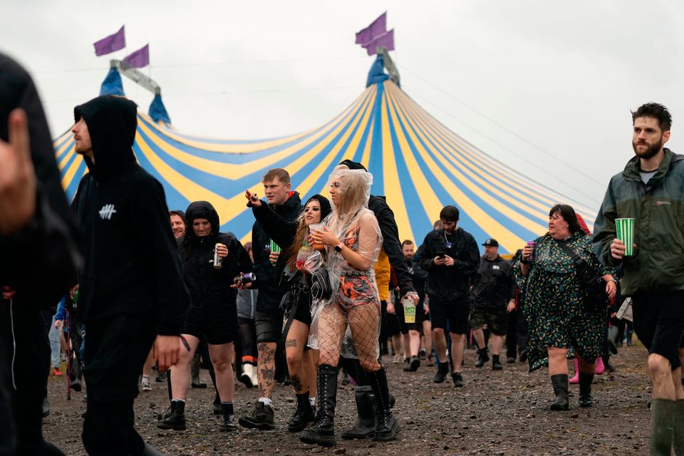 Organizatorii de la Download Festival nu te mai lasă cu ceasuri inteligente la mână. Alertele automate sperie urgențele