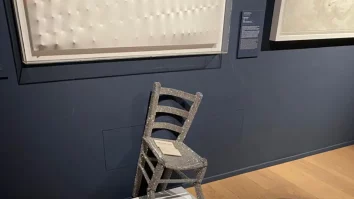 Un turist a distrus scaunul lui Van Gogh în expoziție. Care sunt cele mai șocante momente ale interacțiunii dintre artă și vizitatori