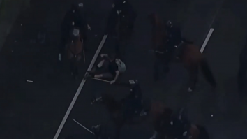 Un videoclip viral arată cum un protestatar este călcat în picioare de poliția călare în timpul protestelor din Los Angeles