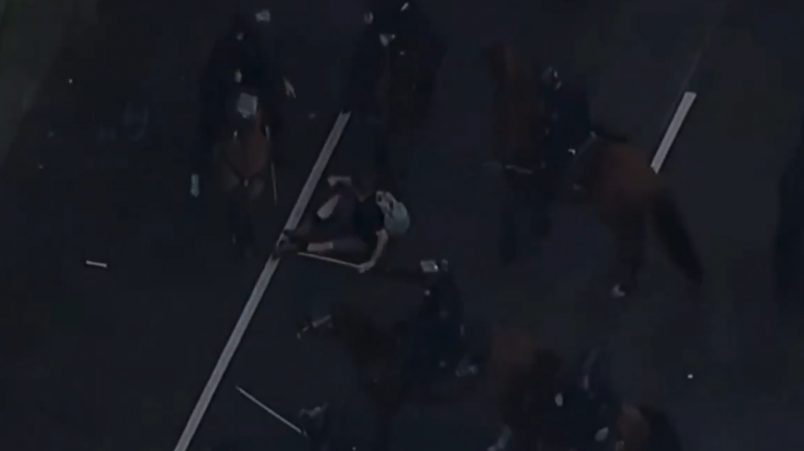 Un videoclip viral arată cum un protestatar este călcat în picioare de poliția călare în timpul protestelor din Los Angeles