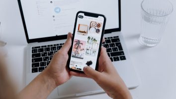 Un adult dă scroll pe smartphone de 2.600 de ori/zi. Loredana Mocescu, consilier: „Atenția umană a scăzut sub 9s, mai puțin decât a unui pește auriu”