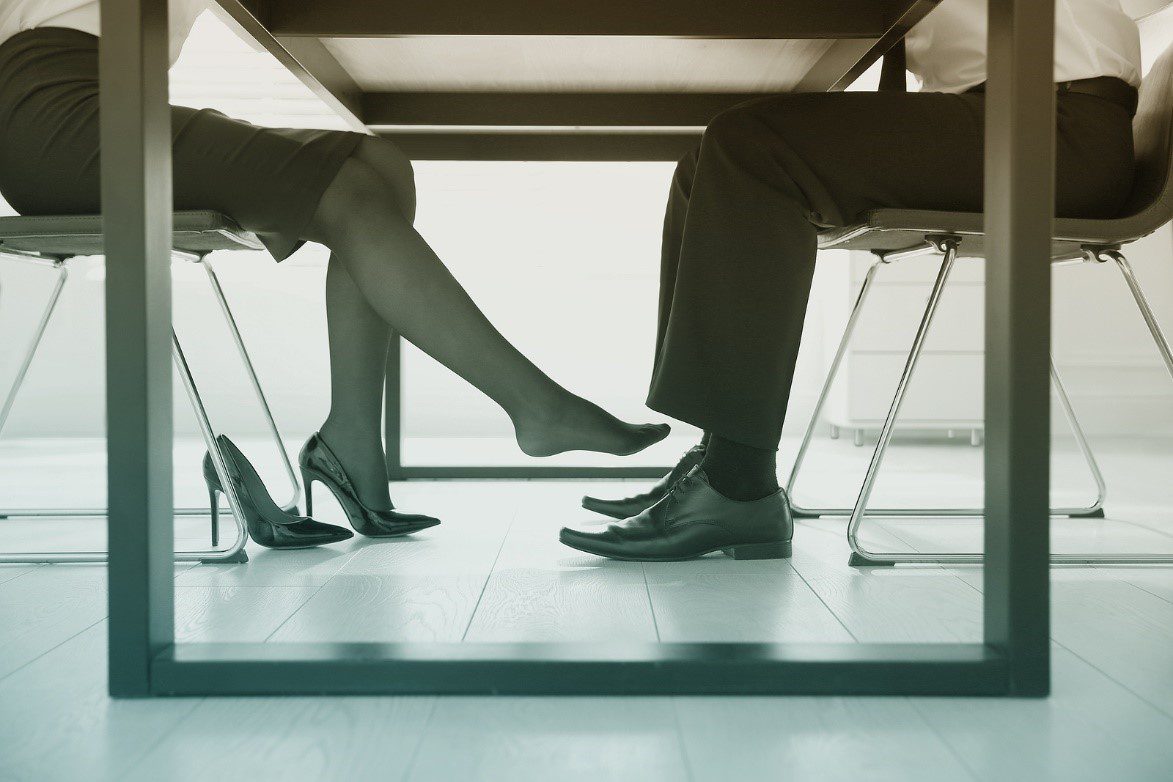 Un studiu recent arată angajații tineri consideră că sexul și munca se îmbină perfect. Bogdan Morar, sexolog: „Generația care face puțin sex cere spațiu la birou pentru asta”