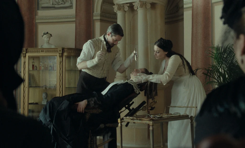 Cenușăreasa nu mai e victima perfectă. În „Sora cea urâtă”, Elvira, sora vitregă, devine eroina propriei tragedii