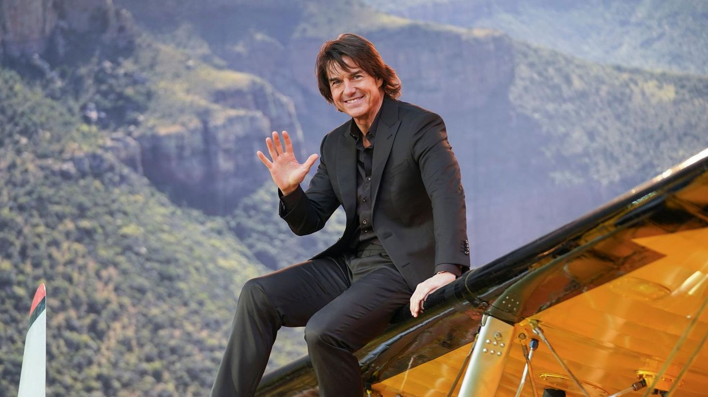 Tom Cruise a doborât recordul mondial Guinness pentru realizarea a 16 salturi cu parașuta în timpul filmărilor „Mission: Impossible”