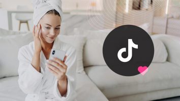 Regulile de skincare se mută din cabinetele dermatologice, direct pe TikTok. Ce spun specialiștii