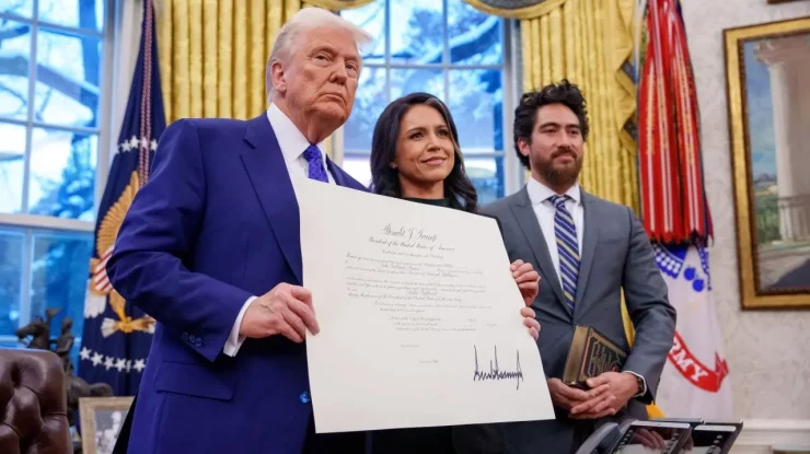 Tulsi Gabbard spune acum că Iranul era la „câteva săptămâni distanță” de producerea unor arme nucleare. Președintele Trump a criticat-o pentru declarațiile anterioare