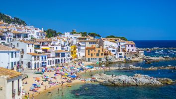 Locuitorii din Spania protestează din cauza turiștilor. Barcelona interzice cazările în apartamente