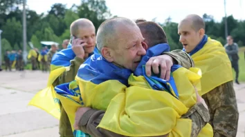 Ucraina își primește înapoi luptătorii de la Mariupol într-un schimb de prizonieri cu Rusia. Negocierile de încetare a focului stagnează