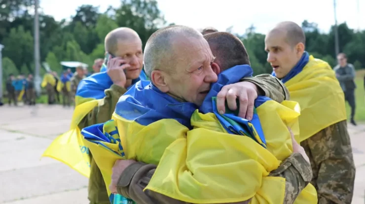 Ucraina își primește înapoi luptătorii de la Mariupol într-un schimb de prizonieri cu Rusia. Negocierile de încetare a focului stagnează