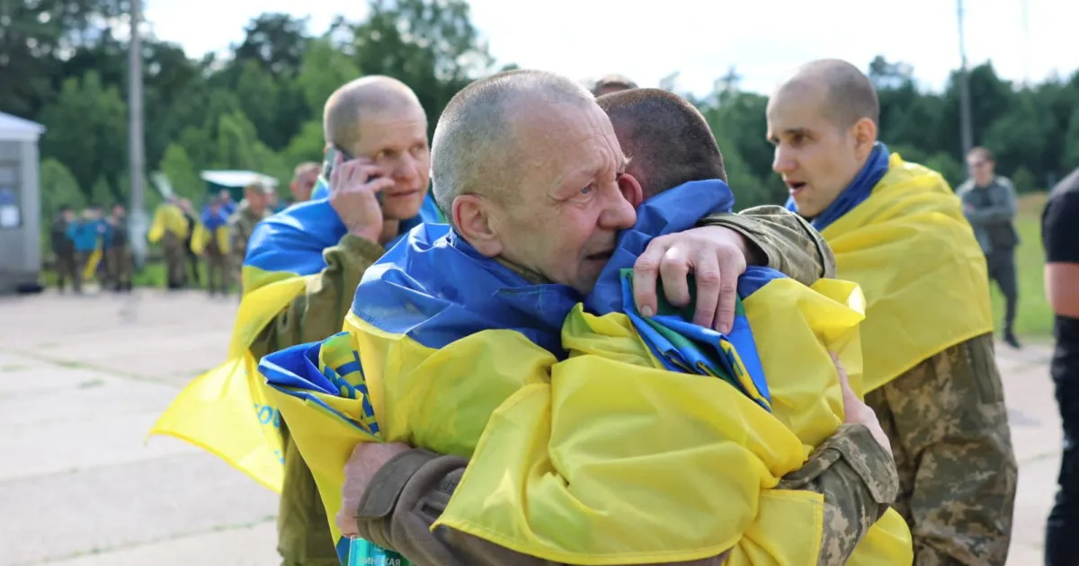 Ucraina își primește înapoi luptătorii de la Mariupol într-un schimb de prizonieri cu Rusia. Negocierile de încetare a focului stagnează