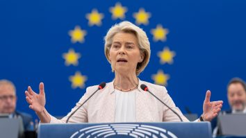 Eurodeputații o acuză pe Ursula von der Leyen că „a cedat în fața intereselor americane” şi că „îşi depăşeşte mandatul”, după ce a semnat acordul comercial cu Trump