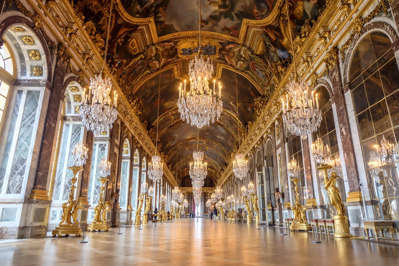 Palatul Versailles dă voce statuilor cu ajutorul OpenAI. Ce rezervă turul personalizat al Château de Versailles