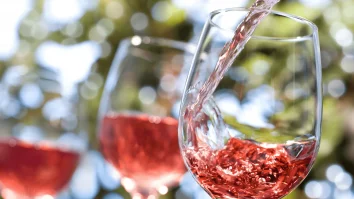 Astăzi sărbătorești Ziua Mondială a vinului rosé. Florin Manoliu, oenolog: „Rosé-ul este asociat cu o stare de bine”