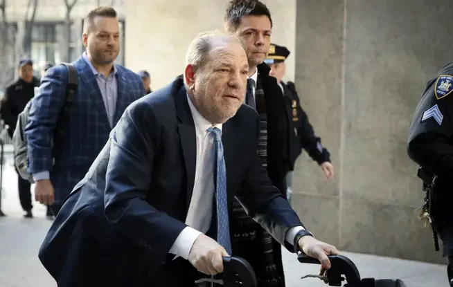 Harvey Weinstein a fost găsit vinovat de agresiune sexuală într-un nou proces în New York. Condamnarea se adaugă sentinței de 16 ani