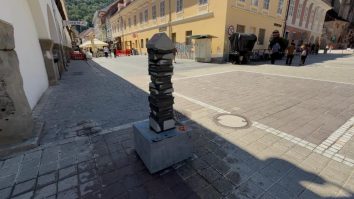 Brașovul devine a treia poartă de intrare pe Via Transilvanica. O bornă nouă a fost amplasată în Piața Sfatului