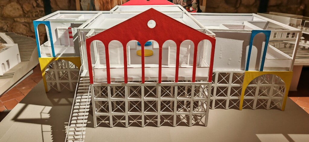 Studenții de la Arhitectură Cluj au creat 24 de machete de case ale viitorului. Proiectele propun locuințe care se rotesc după Soare