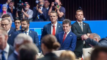 Nicușor Dan l-a „vânat” pe Donald Trump la Summitul NATO de la Haga. Președintele SUA nu a băgat în seamă delegația română