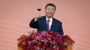 Xi Jinping vrea ordine chiar și la cină. Funcționarii chinezi nu mai pot ieși împreună în grupuri mai mari de trei. Oficiali chinezi au murit în urma consumului excesiv de alcool