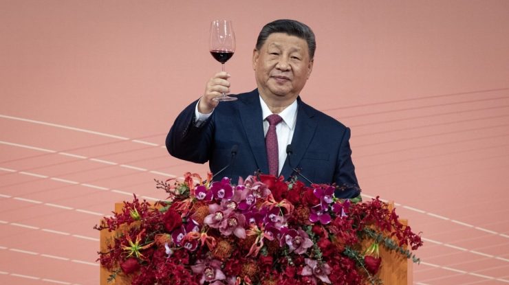 Xi Jinping vrea ordine chiar și la cină. Funcționarii chinezi nu mai pot ieși împreună în grupuri mai mari de trei. Oficiali chinezi au murit în urma consumului excesiv de alcool