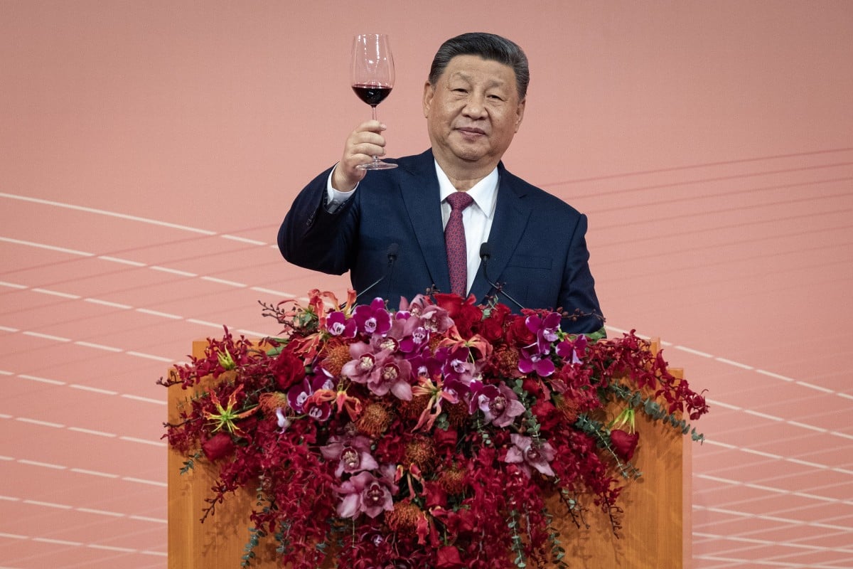 Xi Jinping vrea ordine chiar și la cină. Funcționarii chinezi nu mai pot ieși împreună în grupuri mai mari de trei. Oficiali chinezi au murit în urma consumului excesiv de alcool