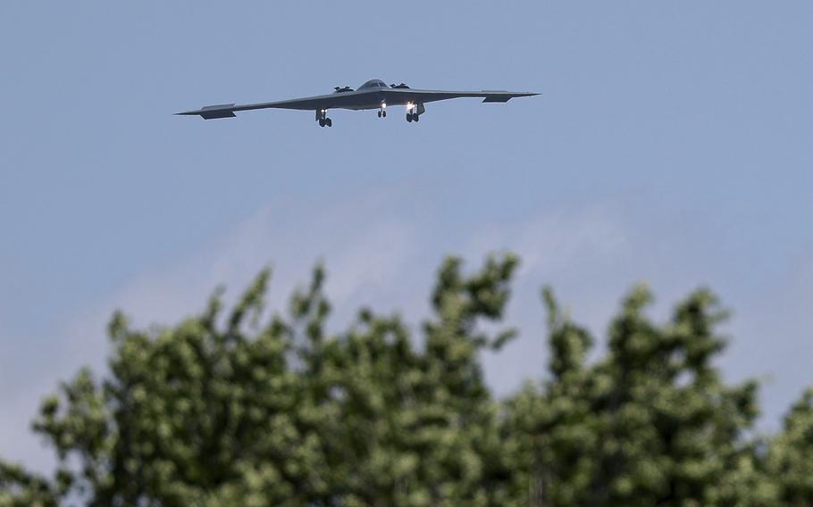 Bombardierele B-2 Spirit s-au întors cu succes în SUA după ce au bombardat siturile nucleare iraniene. Trump: „Mulțumesc militarilor americani pentru treaba bine făcută”