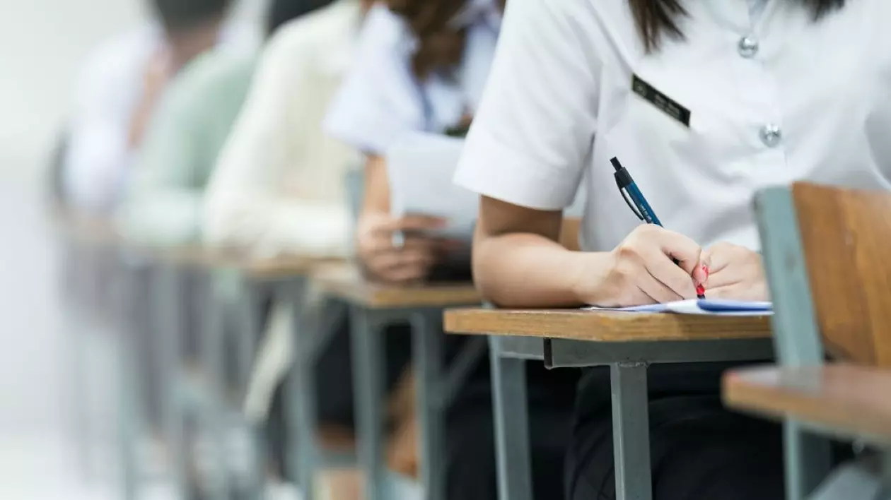 Bacalaureat 2025: Absolvenții susțin astăzi proba obligatorie a profilului, la Matematică sau Istorie