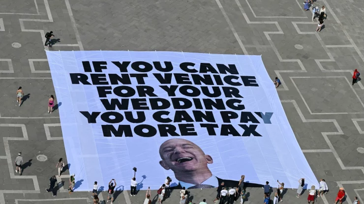 Protestele explodează înaintea nunții lui Jeff Bezos: „Dacă poți închiria Veneția, poți plăti mai multe taxe”