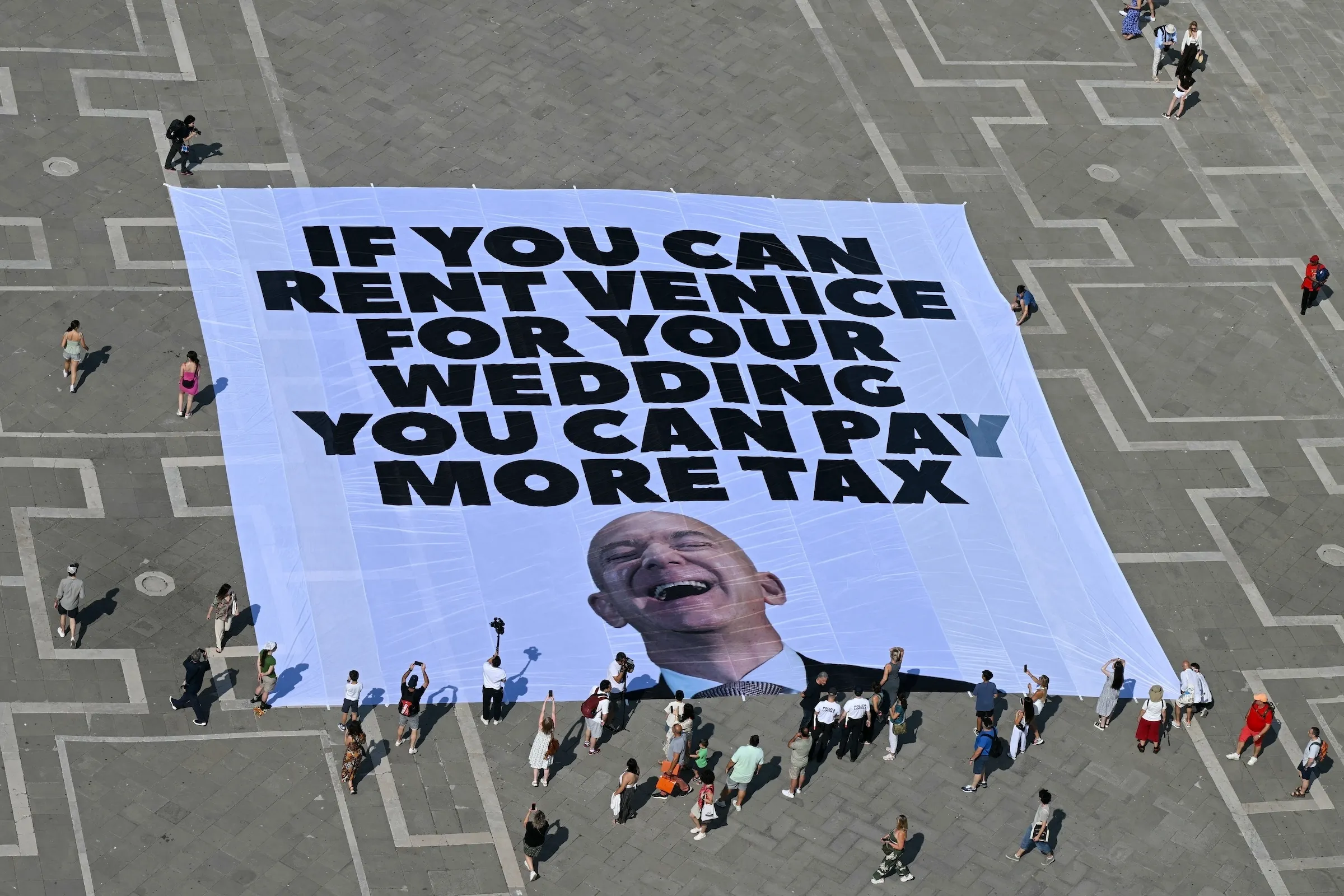 Protestele explodează înaintea nunții lui Jeff Bezos: „Dacă poți închiria Veneția, poți plăti mai multe taxe”