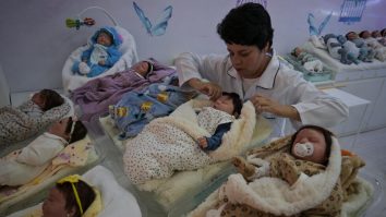 În Brazilia este scandal din cauza bebelușilor din silicon hiperrealiști. Oamenii folosesc păpușile că să nu stea la rând în instituții