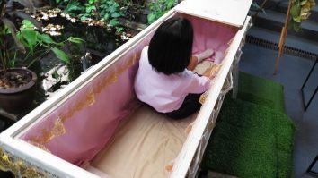 O cafenea din Bangkok te ajută să-ți înfrunți frica de moarte, prin 4 camere speciale