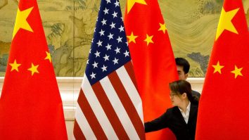 Trump a semnat noul acord comercial dintre China și SUA. Ce prevede acesta