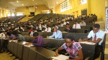 O Universitate refuză accesul studentelor la examen din cauza lipsei sutienului