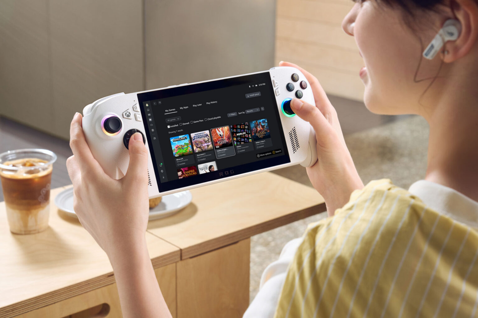 Microsoft lansează prima sa consolă de jocuri portabilă în parteneriat cu Asus