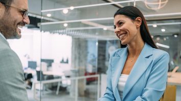 Fenomenul „love bombing” se mută și în spațiul profesional. Tot mai mulți angajați noi devin victime