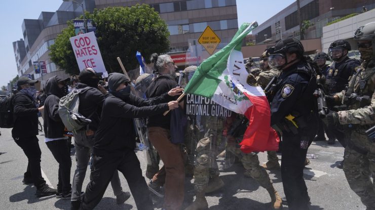 Trump trimite 700 de pușcași marini la protestele din Los Angeles