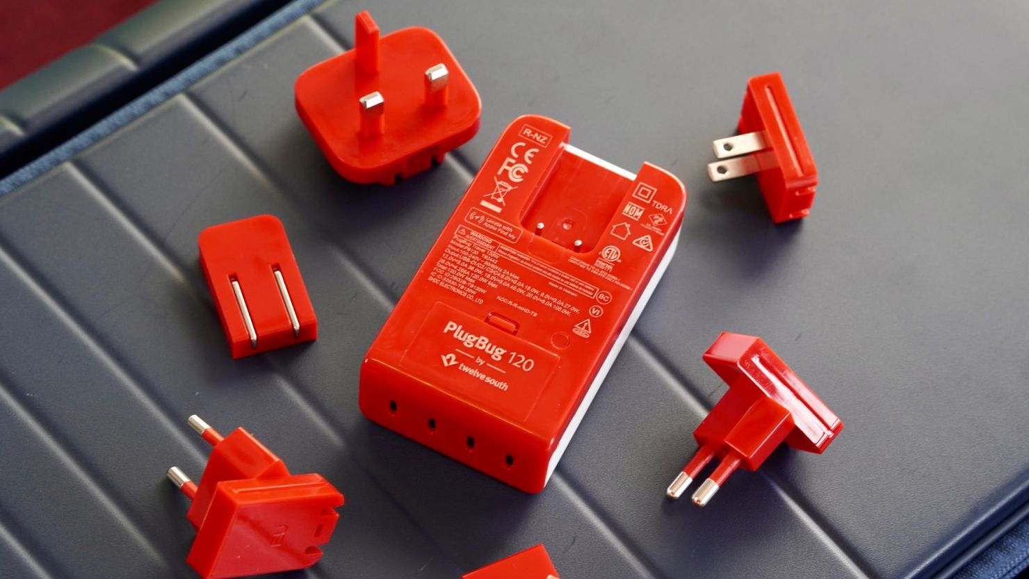 Ce gadget-uri iei cu tine în vacanță? Poți lua în bagaj un încărcător de călătorie de la Twelve South adaptat oriunde în lume