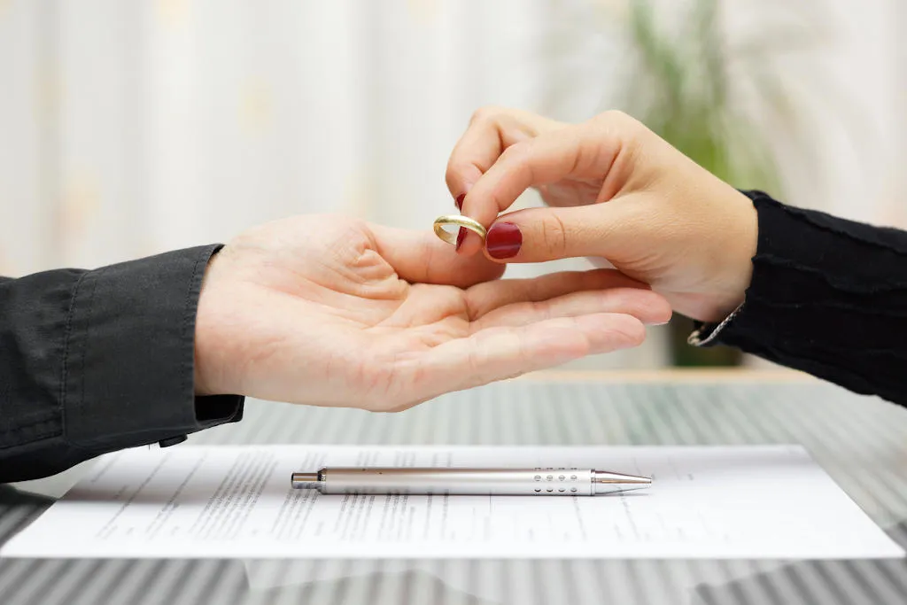 Divorțurile te pot duce la sapă de lemn. Cei cu vârste între 29 și 45 de ani ajung în faliment din cauza divorțului