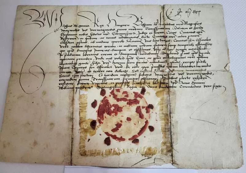 Un document regal din 1470, semnat de Matei Corvin, iese la lumină după 130 de ani. Arhiviștii din Bistrița l-au găsit printre acte vechi