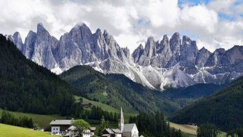 Hostelworld a făcut topul orașelor în care oamenii călătoresc singuri. În fruntea listei se află Italia