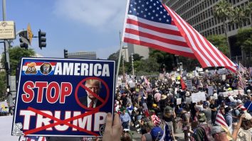 Proteste violente în Los Angeles, în timpul Paradei organizate de Trump: Polițiștii au folosit gaze lacrimogene și gloanțe de cauciuc. Peste 25.000 de oameni au ieșit în stradă