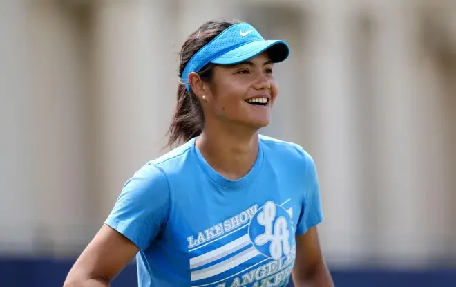 Emma Răducanu laudă conducerea turneului de la Wimbledon pentru că a împiedicat un bărbat care o urmărea să cumpere bilete