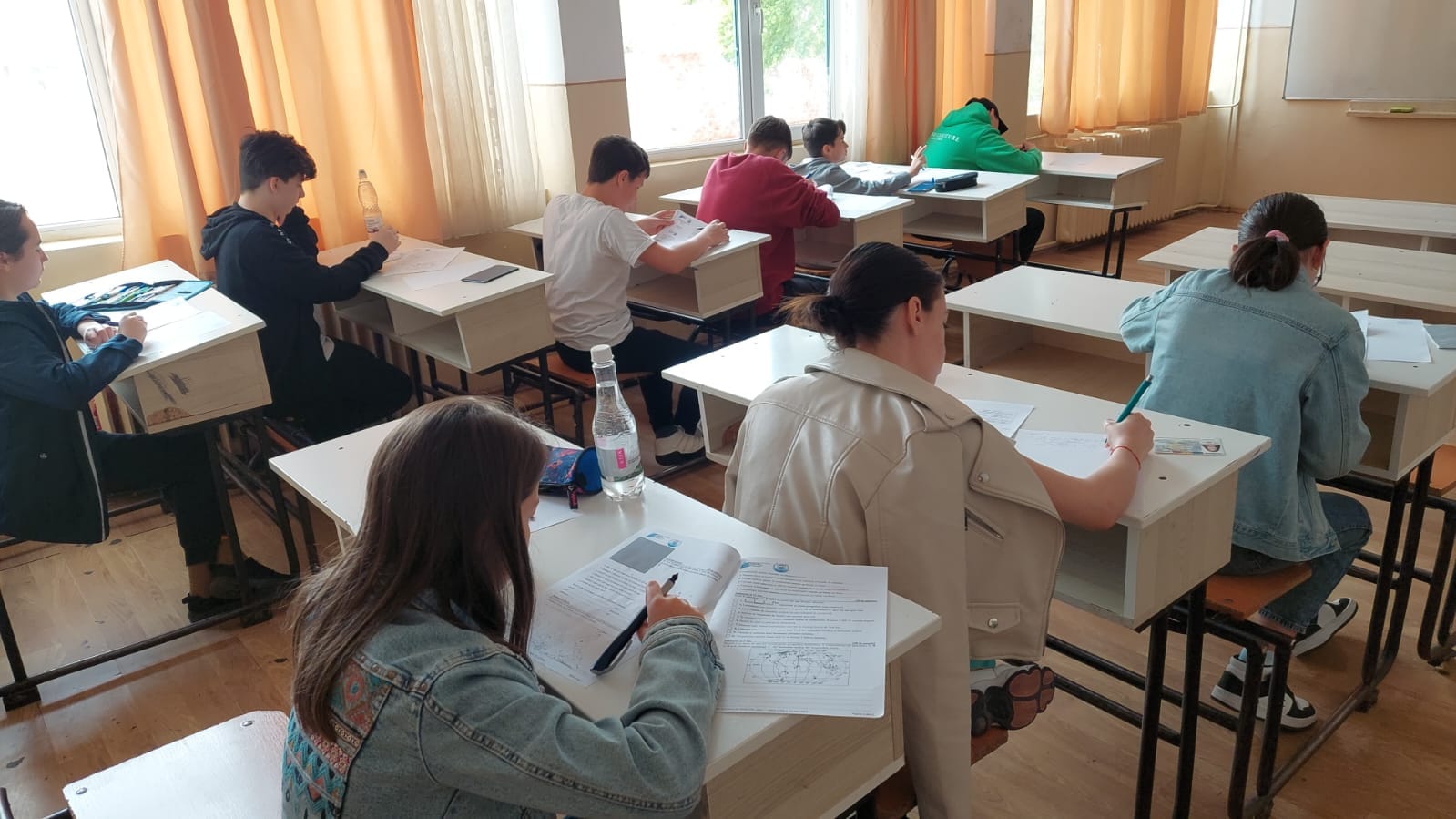 Elevii au început Evaluarea Națională cu Limba și Lliteratura Română. Magdalena Giurea: „Subiectele au fost de nivel mediu”