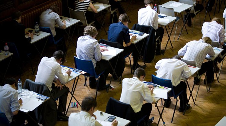 Bacalaureatul 2025 a început cu proba scrisă la Limba și Literatura Română