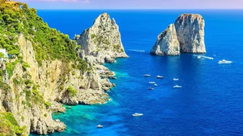 Capri va fi adăugată la cele 52 de zone protejate din Italia. În 2026, turiștii vor merge doar cu bărci cu vâsle să vadă Faraglioni