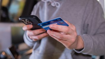 65% dintre utilizatorii de Internet se confruntă cu înșelătorii online cel puțin o dată pe săptămână. Ce canale folosesc escrocii