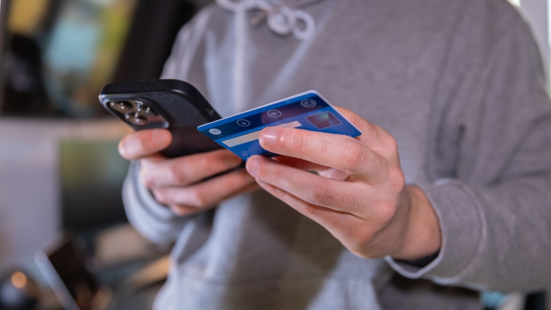 65% dintre utilizatorii de Internet se confruntă cu înșelătorii online cel puțin o dată pe săptămână. Ce canale folosesc escrocii