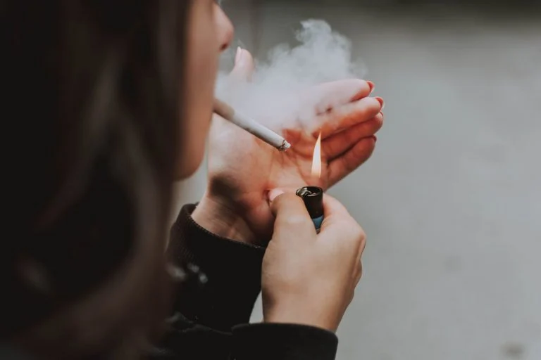 Fumatul urmează să fie interzis în mai multe spații publice din Franța