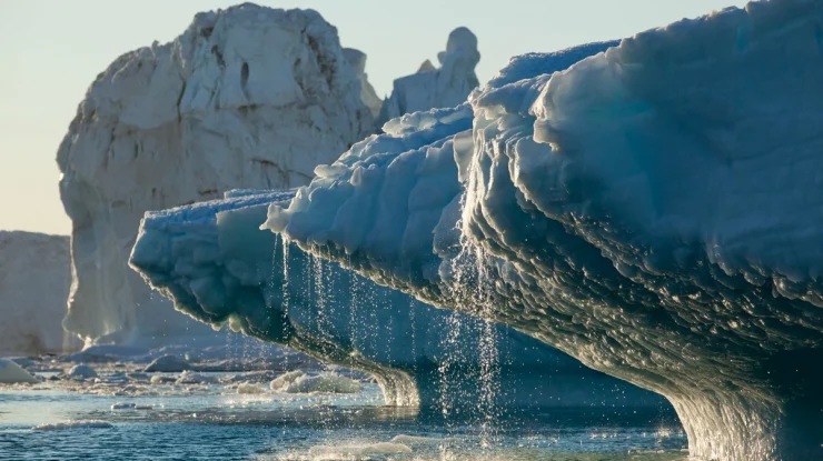 Gheața din Groenlanda s-a topit de 17 ori mai repede din cauza unui val de căldură record