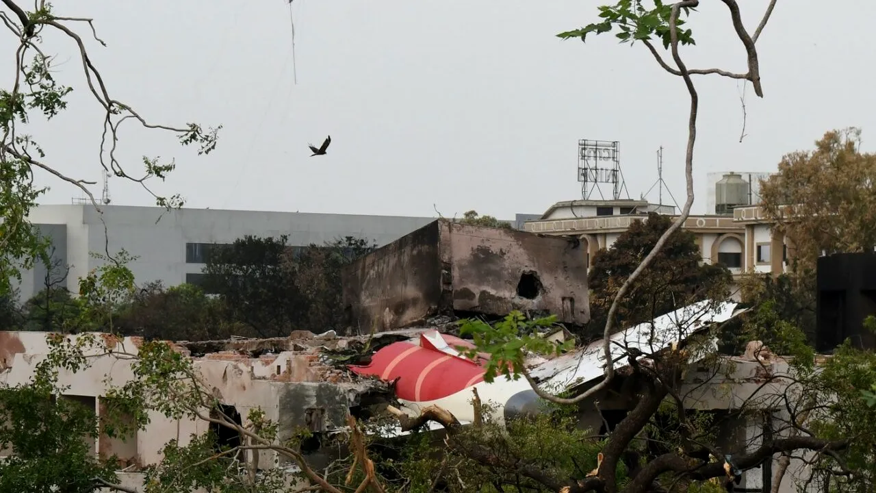 Autoritățile indiene caută să descopere cauza prăbușirii avionului Boeing 787. Ce ipoteze iau în calcul anchetatorii