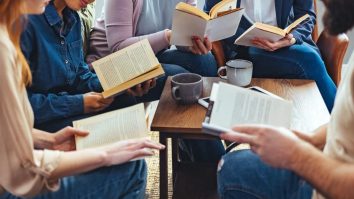 Cum te poate ajuta biblioterapia? Elena Cucu: „Ajută foarte mult când ne identificăm cu dificultățile unui personaj, din păcate”